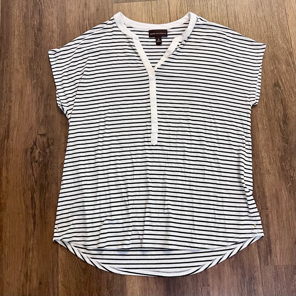 Dana Bachman Women’s Black White Striped V-Neck Short Sleeved Shirt XL